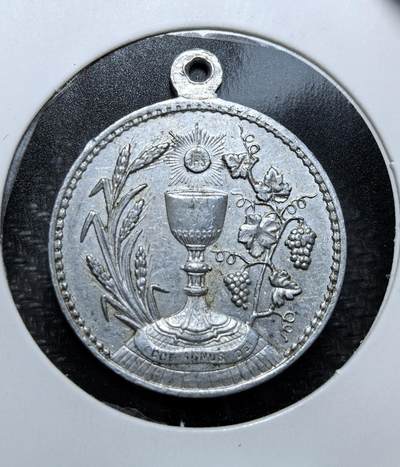 外国优质老铜币纪念币银币专场，周六晚上九点倒数截拍，满百包邮，周日发货,可寄存半年，喜欢朋友微信扫描二维码可直接参拍 - 天主教第一次圣餐纪念章直径26mm，正面刻圣餐杯、麦穗、葡萄与 “上帝之羔羊” 铭文，背面书 “第一次圣餐纪念”，是欧美天主教徒初领圣体时的传统纪念信物。