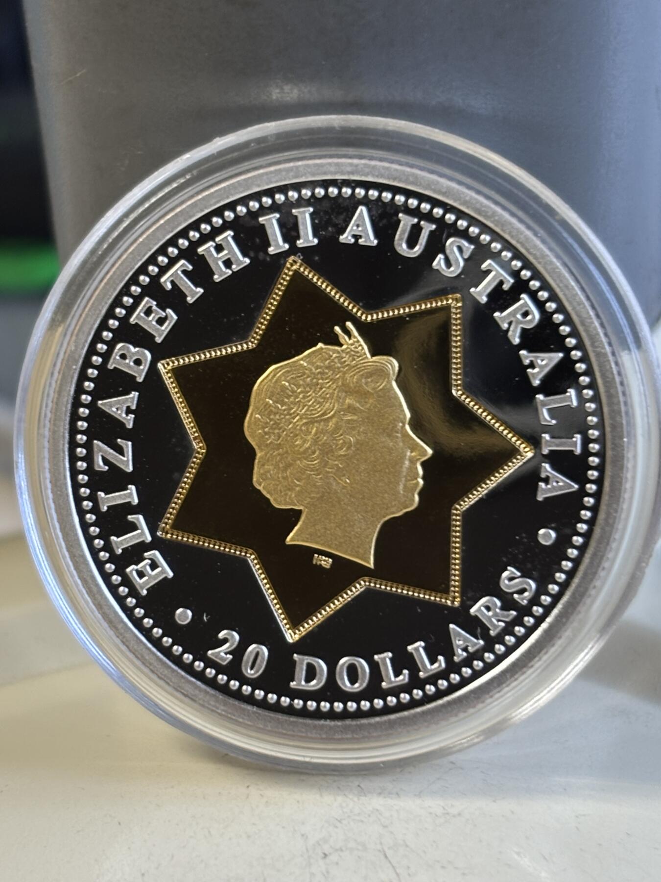 第197期拍卖 澳大利亚20澳元澳大利亚联邦国徽和女王金银双金属币，999银（11.32克）中间镶嵌999金（8.86克），直径32毫米，发行7350枚