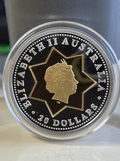 澳大利亚20澳元澳大利亚联邦国徽和女王金银双金属币，999银（11.32克）中间镶嵌999金（8.86克），直径32毫米，发行7350枚