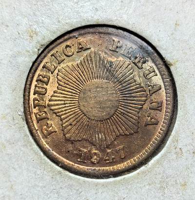 外国优质老铜币纪念币银币专场，周六晚上九点倒数截拍，满百包邮，周日发货,可寄存半年，喜欢朋友微信扫描二维码可直接参拍 - 带光秘鲁 1947 年壹分铜币，属秘鲁索尔货币体系，正面饰放射状太阳纹，背面以花果花环环绕面值，是二战后秘鲁经济恢复期的流通辅币。