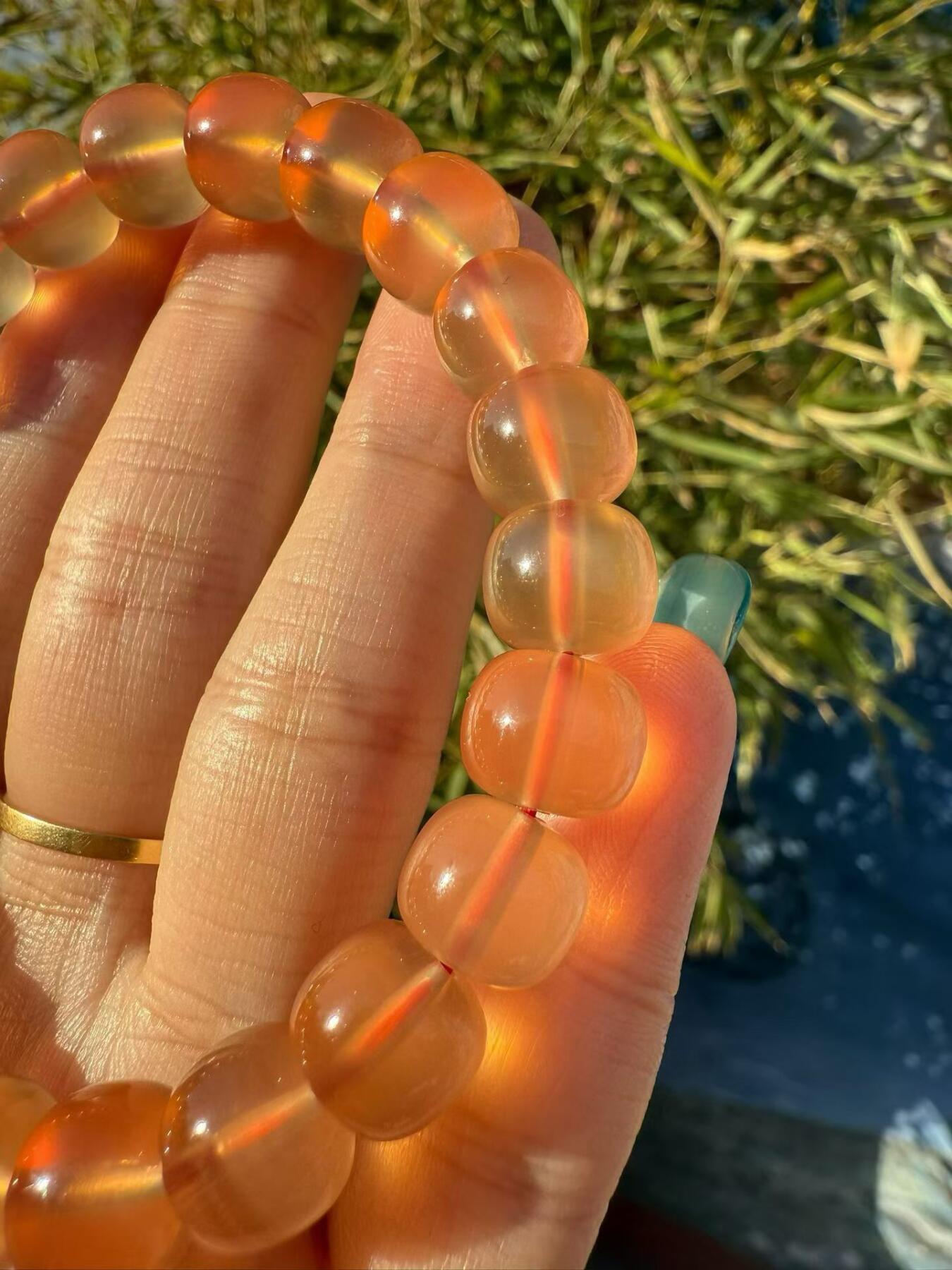 鱼惊石精品 ： 三个多月才等到一件精品手串，一颗鱼惊石只能开出一粒珠子，最有灵性的活玉，青鱼石又称黑鲩(huàn)石、鱼惊石、鱼精石、鱼枕石，为青鱼枕骨下方咽喉部一处，用来辅助压碎螺蛳等硬质食物的角质增生。 其色红嫩，其形如心，干透后坚硬如石，晶莹剔透，如翠似玉， 尺寸10.4x8.9mm 重16.6克