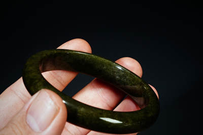 上海都达杂项专场103【全场包邮】  天然油青翡翠（A货）手镯 附鉴定证书97-11