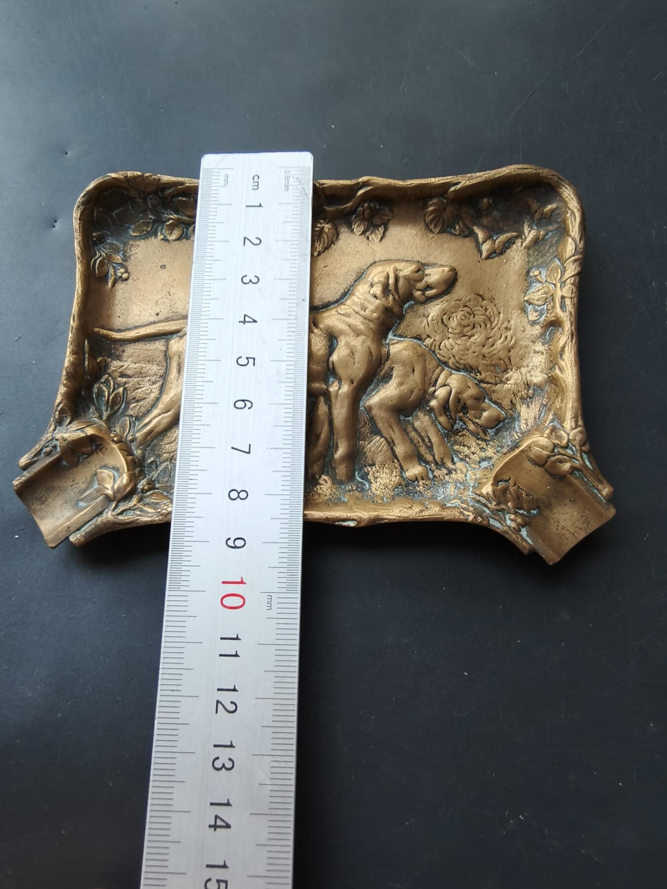 老王徽章第192期 法国猎犬主题大铜托盘/烟灰缸       新艺术风格     尺寸13×8cm     重量261.8g