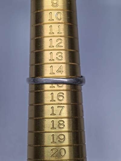 小驴勋章奖章收藏4月18日周六晚六点拍卖（珍爱和平，收藏战争，铭记历史，勿忘国耻，忠党爱国。有偿代拍，送拍规则在简介最后，参拍须阅读规则后再参拍，关系到运费包装发货时效真假辨别等关键信息，拍卖时不再发原图，看大图店主微信码在拍卖店铺介绍里或者找我要） 英国20世纪925银徽章戒指港码15号