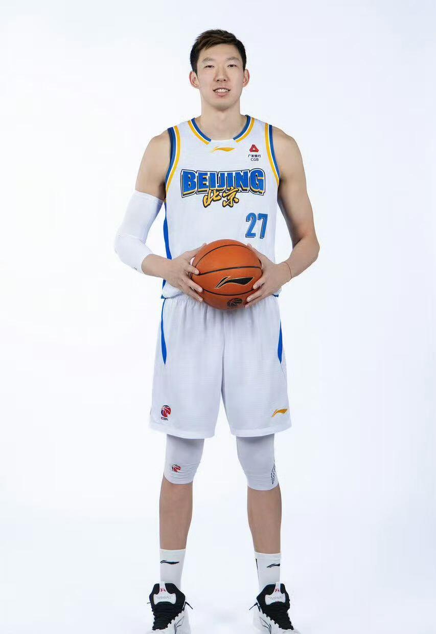 零元拍：北京北汽男篮内线双塔周琦和贾维尔·麦基双签北京首钢篮球俱乐部官方球衣徽章收藏礼盒！