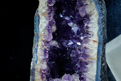 上海都达杂项专场103【全场包邮】  紫气东来水晶洞大摆件（重17.580公斤）