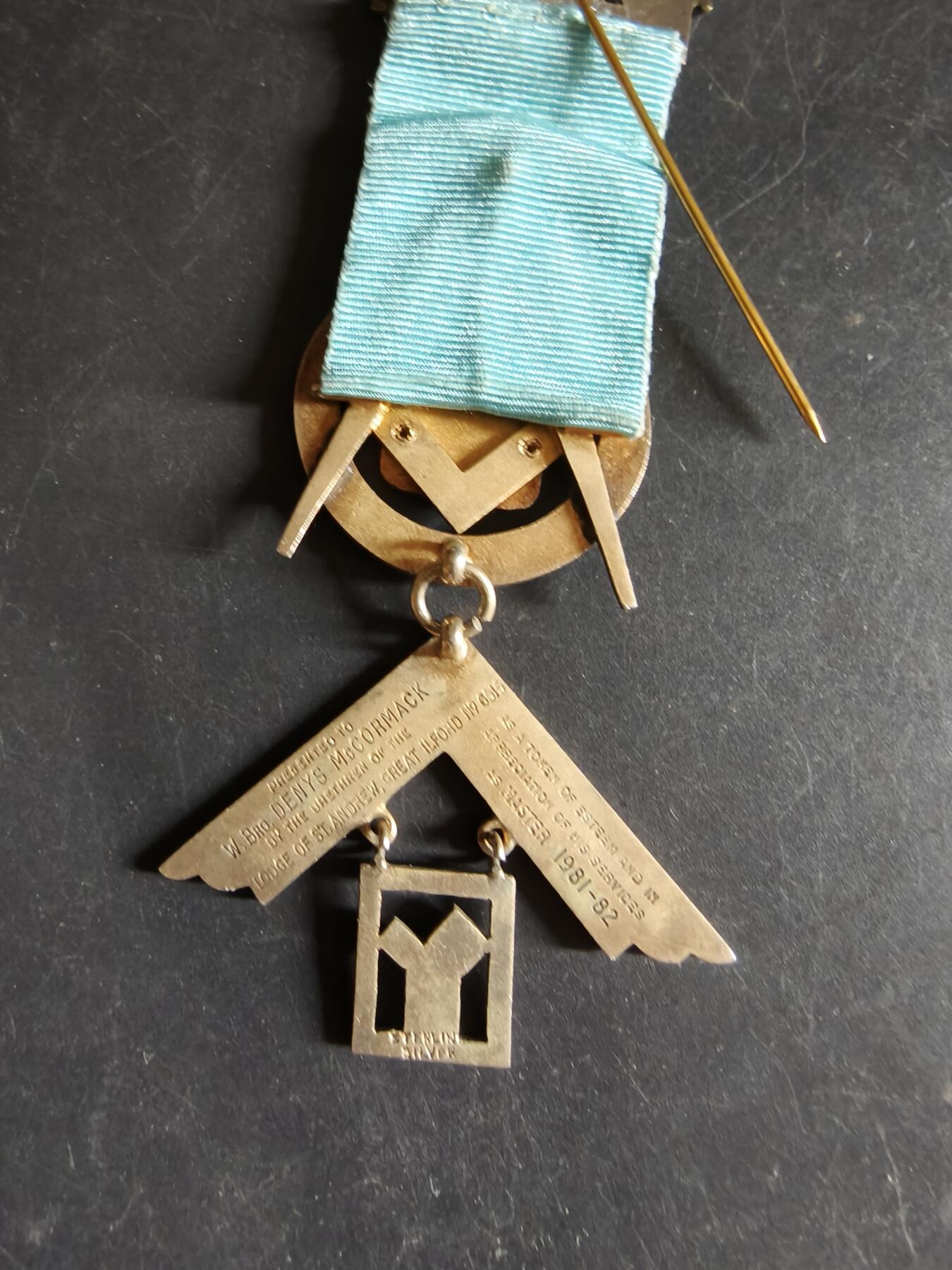 老王徽章第192期 英国共济会圣安德鲁会所年度执事奖章    925银镀金珐琅     原盒      34g