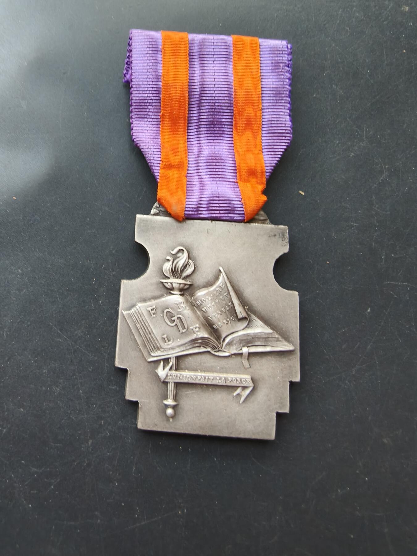 老王徽章第192期 比利时教育委员会纪念章   