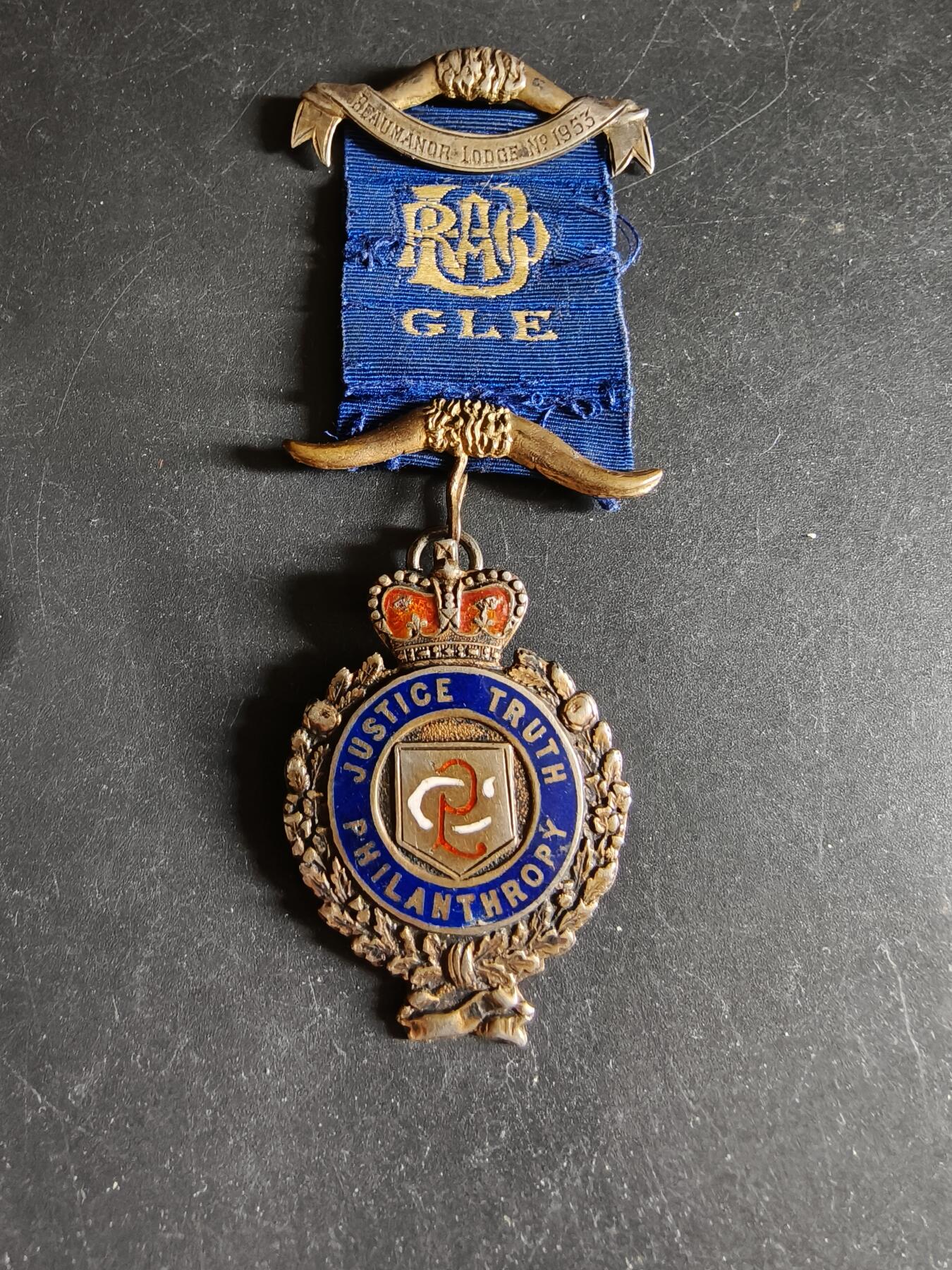 老王徽章第192期 英国皇家野牛兄弟会奖章     925银镀金珐琅     早期手刻铭文      21.2g