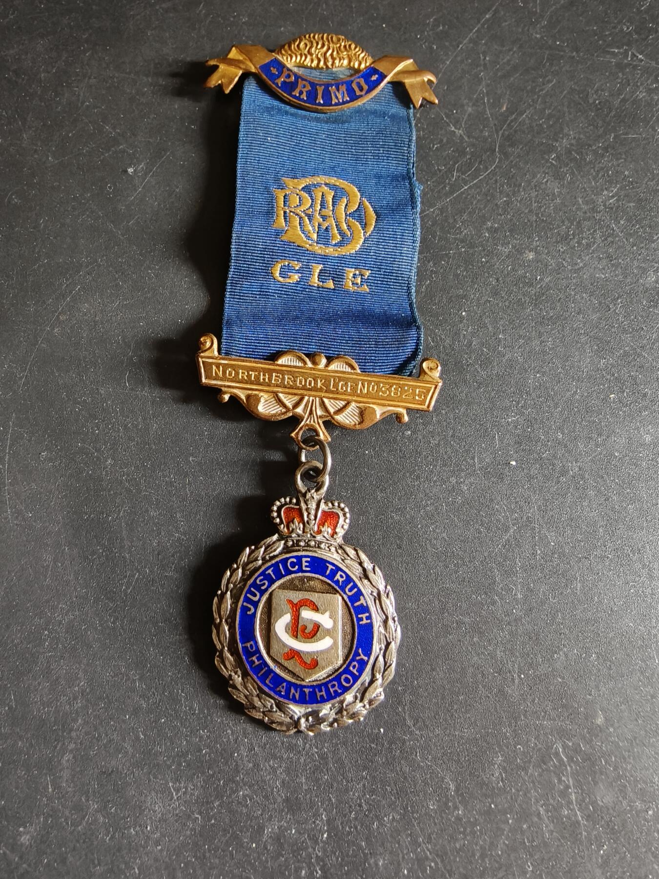 老王徽章第192期 英国皇家野牛兄弟会奖章     925银镀金珐琅     26g