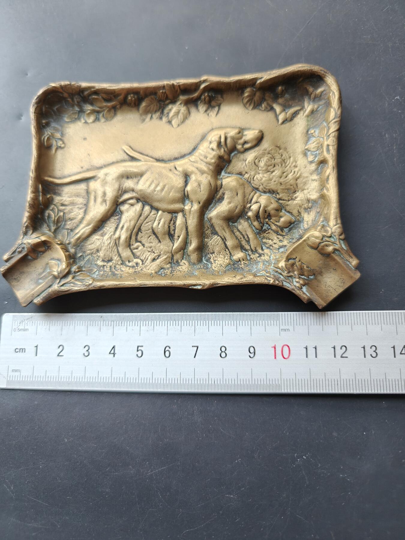 老王徽章第192期 法国猎犬主题大铜托盘/烟灰缸       新艺术风格     尺寸13×8cm     重量261.8g