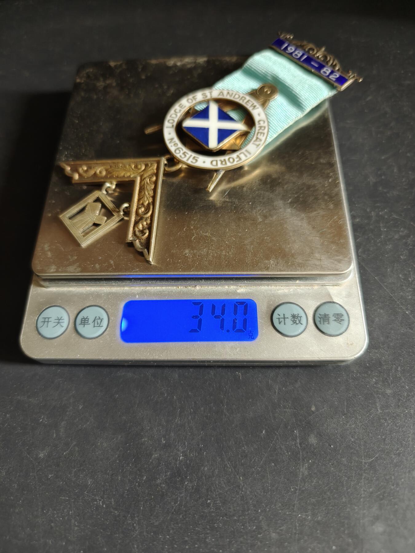 老王徽章第192期 英国共济会圣安德鲁会所年度执事奖章    925银镀金珐琅     原盒      34g