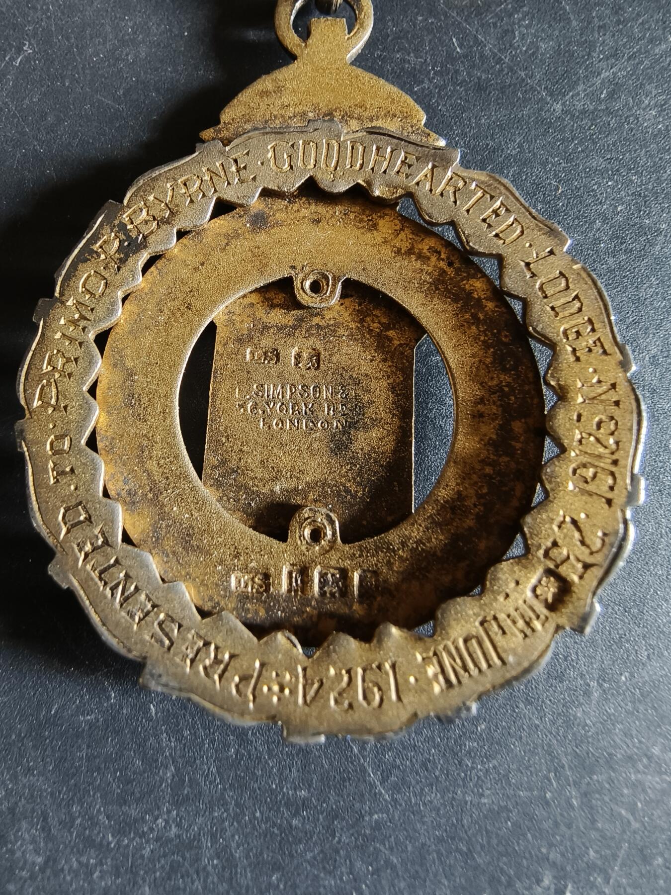 老王徽章第192期 英国皇家野牛兄弟会奖章    原盒    925银镀金珐琅    早期手刻铭文     36.1g