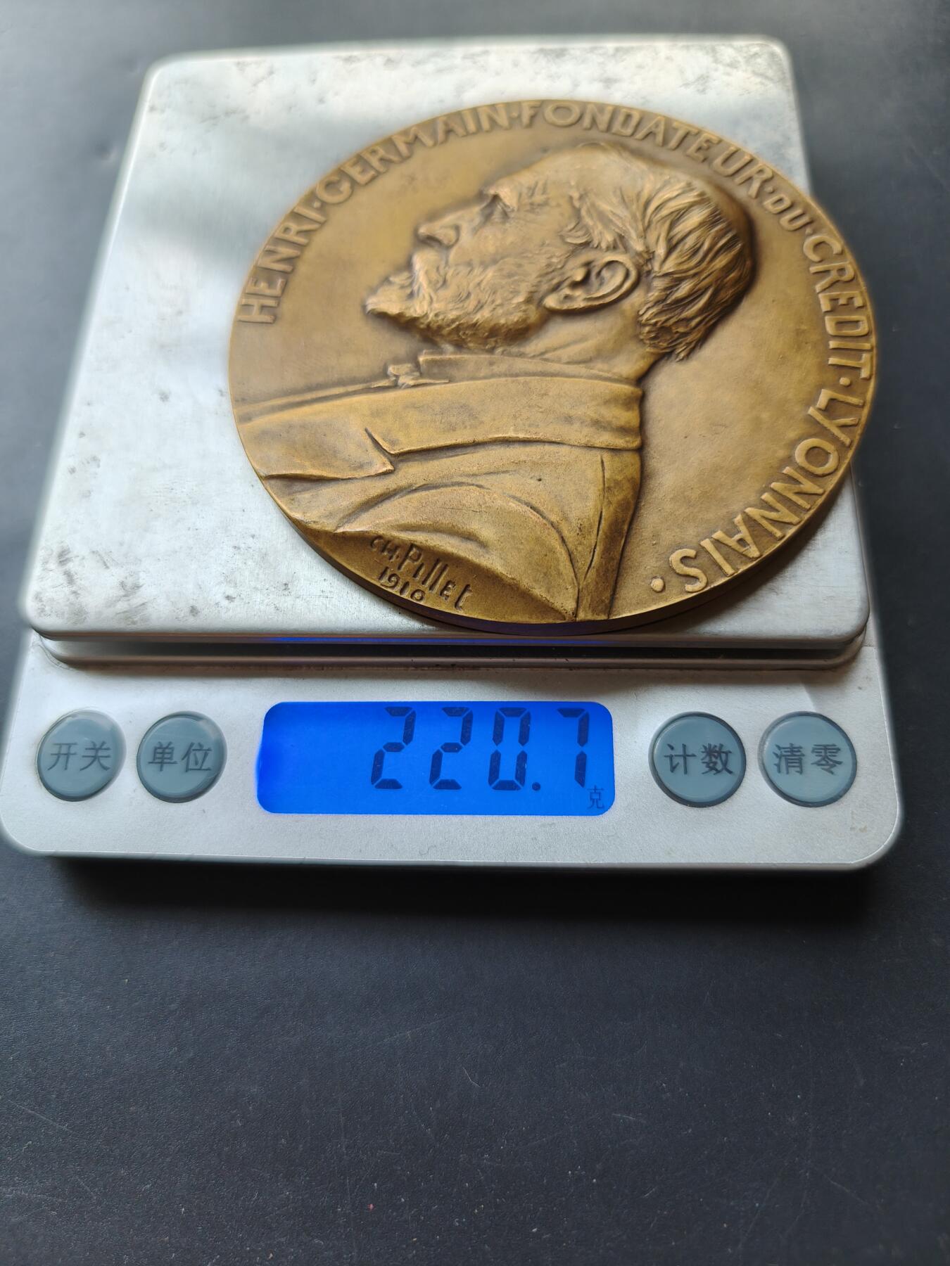 老王徽章第192期 法国里昂信贷银行大铜章    原盒     大师皮列作品      直径80mm     重量220.7g