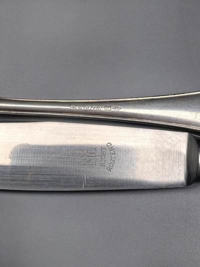 小驴勋章奖章收藏4月18日周六晚六点拍卖（珍爱和平，收藏战争，铭记历史，勿忘国耻，忠党爱国。有偿代拍，送拍规则在简介最后，参拍须阅读规则后再参拍，关系到运费包装发货时效真假辨别等关键信息，拍卖时不再发原图，看大图店主微信码在拍卖店铺介绍里或者找我要） 刀叉一组，德国wmf镀银材质 餐叉是1930年代版本 有wmf品牌印和90银标 餐刀是1950年版本 标记和银标齐全。福腾宝（WMF）是1853年由Daniel Straub在德国创立的中高档厨房用品品牌，现归属于法国的SEB集团。