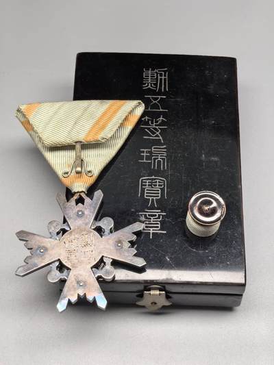 小驴勋章奖章收藏4月18日周六晚六点拍卖（珍爱和平，收藏战争，铭记历史，勿忘国耻，忠党爱国。有偿代拍，送拍规则在简介最后，参拍须阅读规则后再参拍，关系到运费包装发货时效真假辨别等关键信息，拍卖时不再发原图，看大图店主微信码在拍卖店铺介绍里或者找我要） 勋五等瑞宝章带盒带略