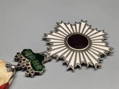 小驴勋章奖章收藏4月18日周六晚六点拍卖（珍爱和平，收藏战争，铭记历史，勿忘国耻，忠党爱国。有偿代拍，送拍规则在简介最后，参拍须阅读规则后再参拍，关系到运费包装发货时效真假辨别等关键信息，拍卖时不再发原图，看大图店主微信码在拍卖店铺介绍里或者找我要） 勋六等单光旭日章，银质七宝烧，带大漆盒，白色珐琅有伤