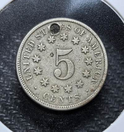 外国优质老铜币纪念币银币专场，周六晚上九点倒数截拍，满百包邮，周日发货,可寄存半年，喜欢朋友微信扫描二维码可直接参拍 - 美国1869年盾牌 5 分镍币，正面为美国盾徽与国训 “我们信仰上帝”，背面是数字 5 与 13 星（代表最初 13 州），是美国内战后首枚镍币，见证美国货币体系转型，币上孔洞为后世打孔。