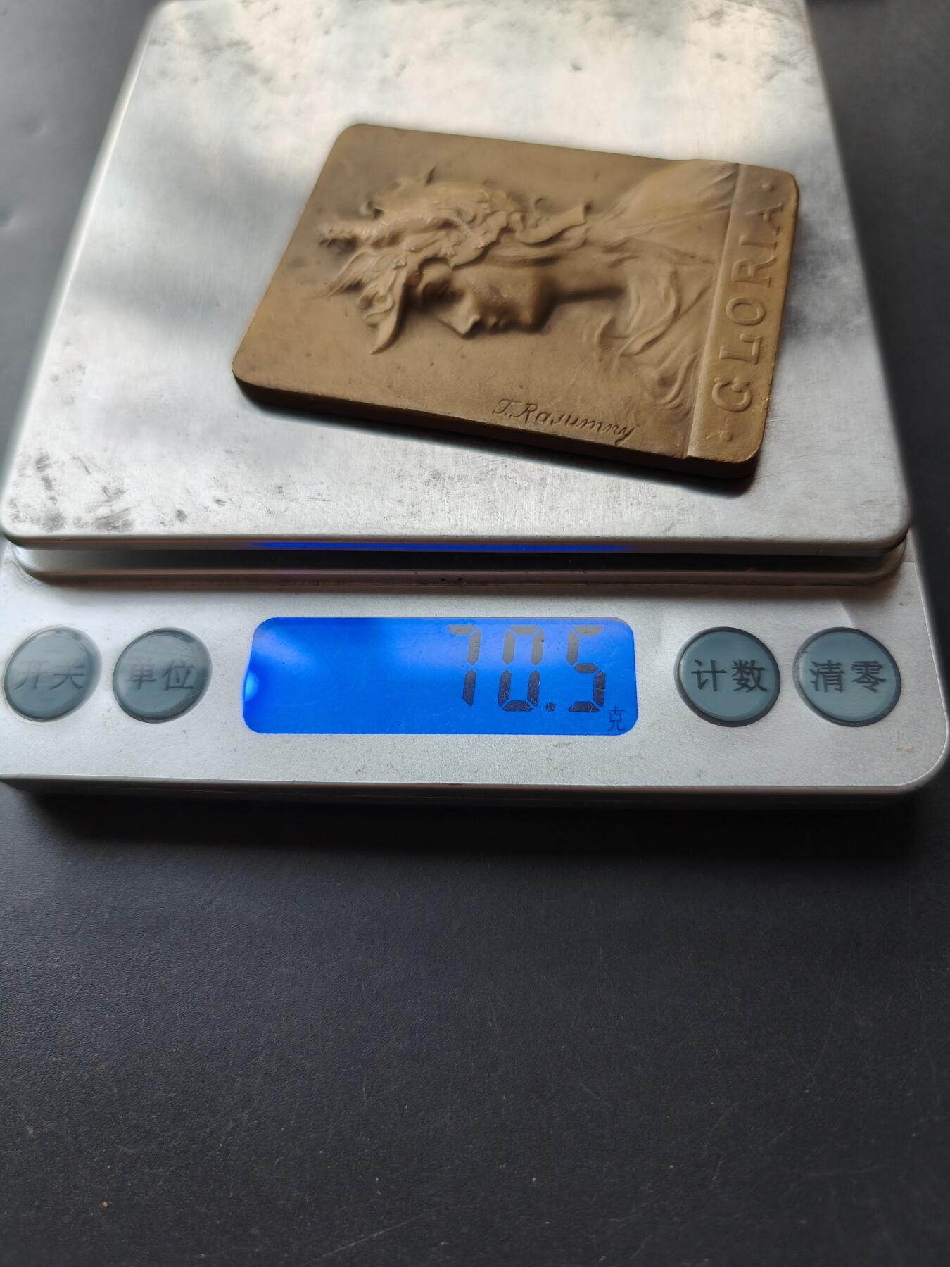 老王徽章第192期 法国护卫犬与警犬爱好者联合会1913年巴黎竞赛方形大铜章      正面为公鸡头玛丽安娜      大师Rasmuny作品      尺寸45×60mm     重量70.6g