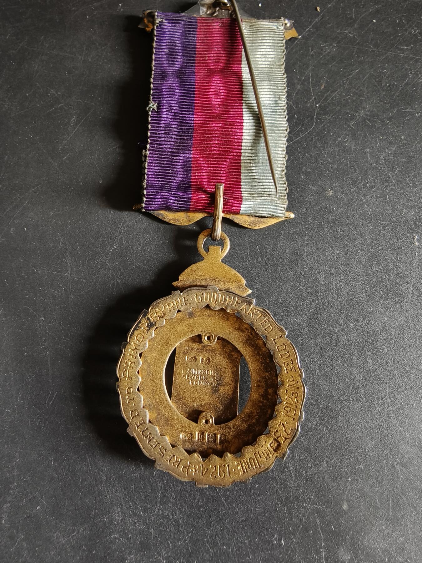 老王徽章第192期 英国皇家野牛兄弟会奖章    原盒    925银镀金珐琅    早期手刻铭文     36.1g