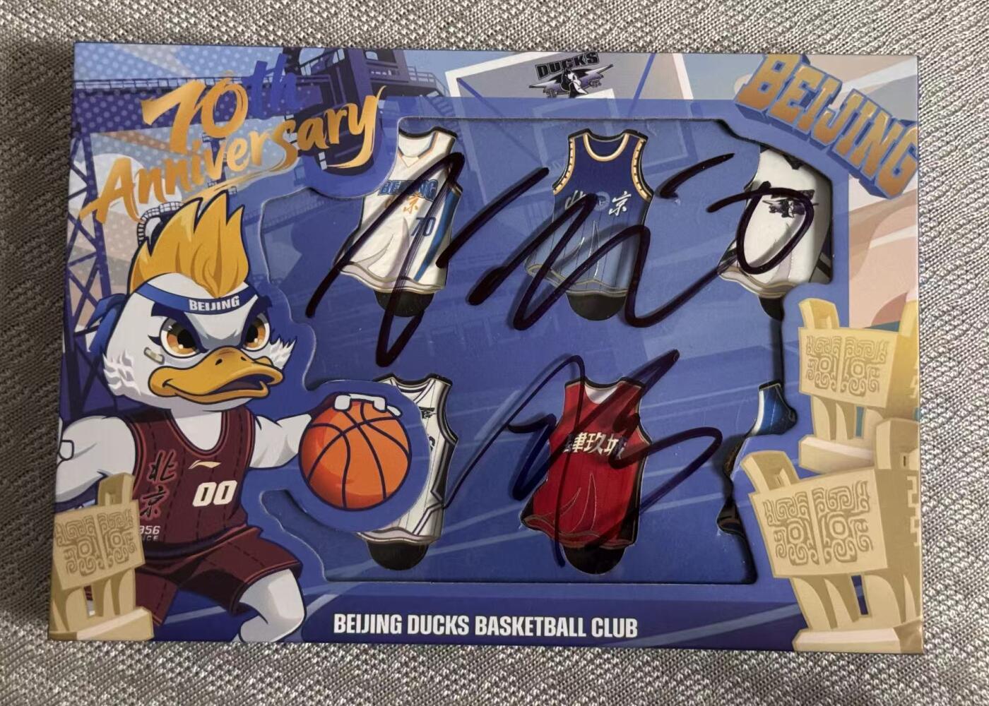 零元拍：北京北汽男篮内线双塔周琦和贾维尔·麦基双签北京首钢篮球俱乐部官方球衣徽章收藏礼盒！