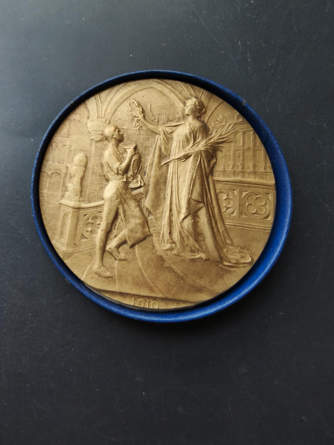 老王徽章第192期 比利时1910布鲁塞尔国际博览会大铜章     原盒     直径70mm     重量117.9g