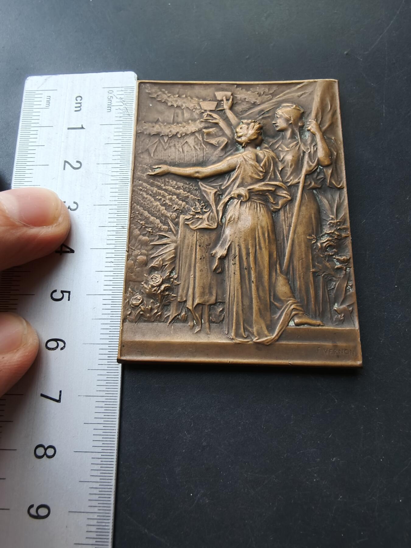 老王徽章第192期 1900年法国巴黎杜乐丽宫爱国宴会方形大铜章      大师维尔农作品       尺寸45×65mm     重量96g