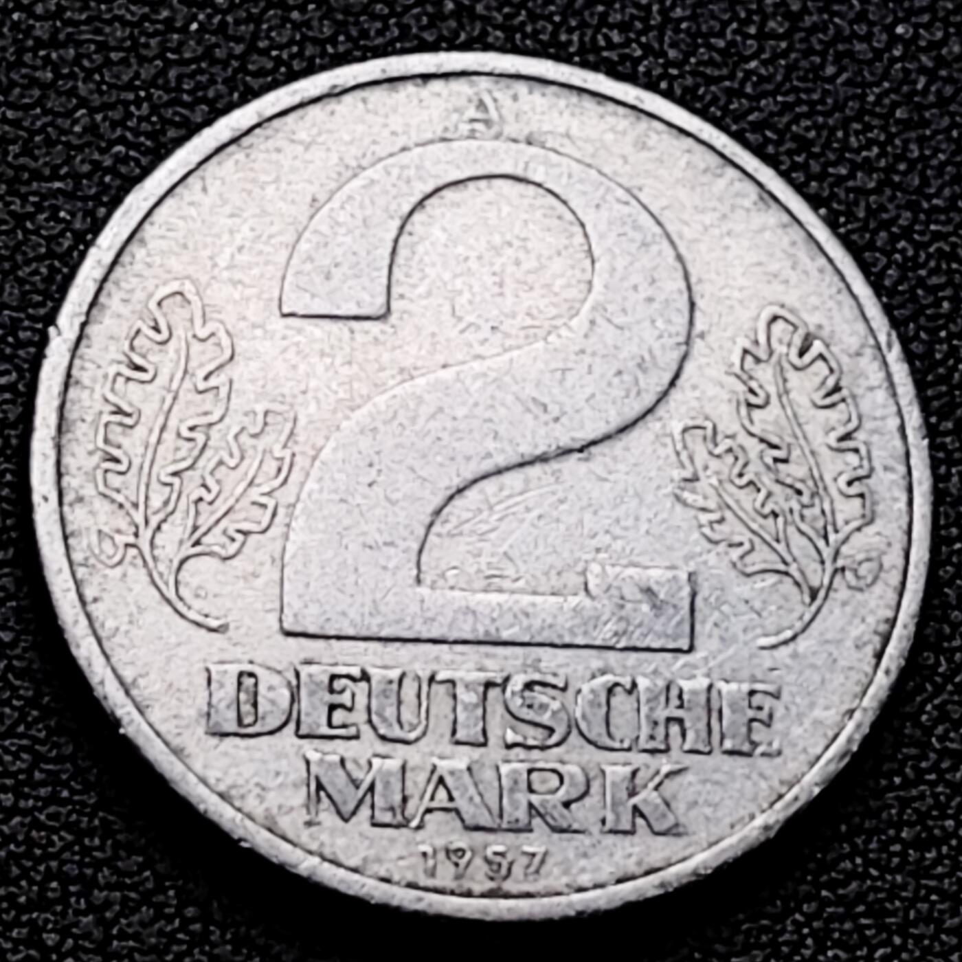 泉币菌-第226场-拍品多 请提前出价 1957东德 双排字首发独年 2马克铝币-背锤子圆规麦穗国徽