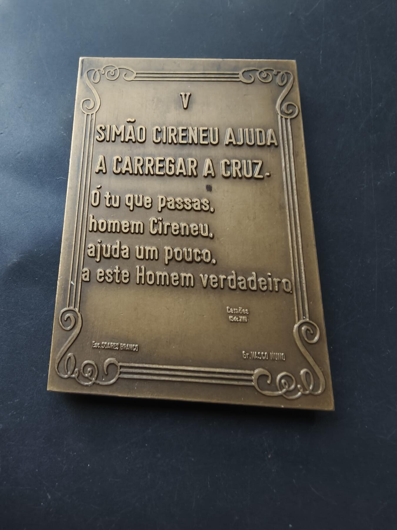 老王徽章第192期 葡萄牙天主教会“苦路”第五站——古利奈人西门协助背起十字架方形大铜章       尺寸60×86mm     重量235.3g       该章编号76共480枚
