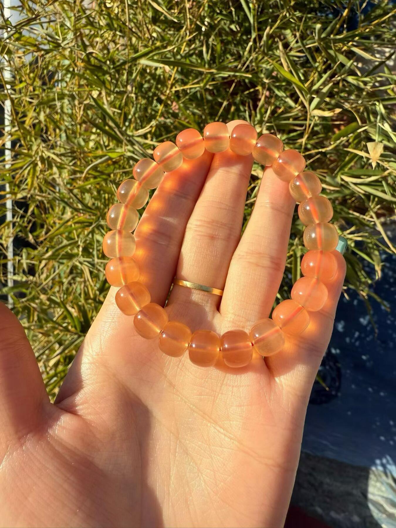 鱼惊石精品 ： 三个多月才等到一件精品手串，一颗鱼惊石只能开出一粒珠子，最有灵性的活玉，青鱼石又称黑鲩(huàn)石、鱼惊石、鱼精石、鱼枕石，为青鱼枕骨下方咽喉部一处，用来辅助压碎螺蛳等硬质食物的角质增生。 其色红嫩，其形如心，干透后坚硬如石，晶莹剔透，如翠似玉， 尺寸10.4x8.9mm 重16.6克