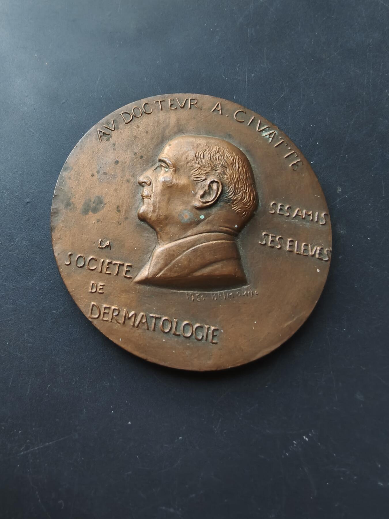 老王徽章第192期 法国皮肤科协会致敬名医A.希瓦特教授大铜章      直径58mm     重量96g