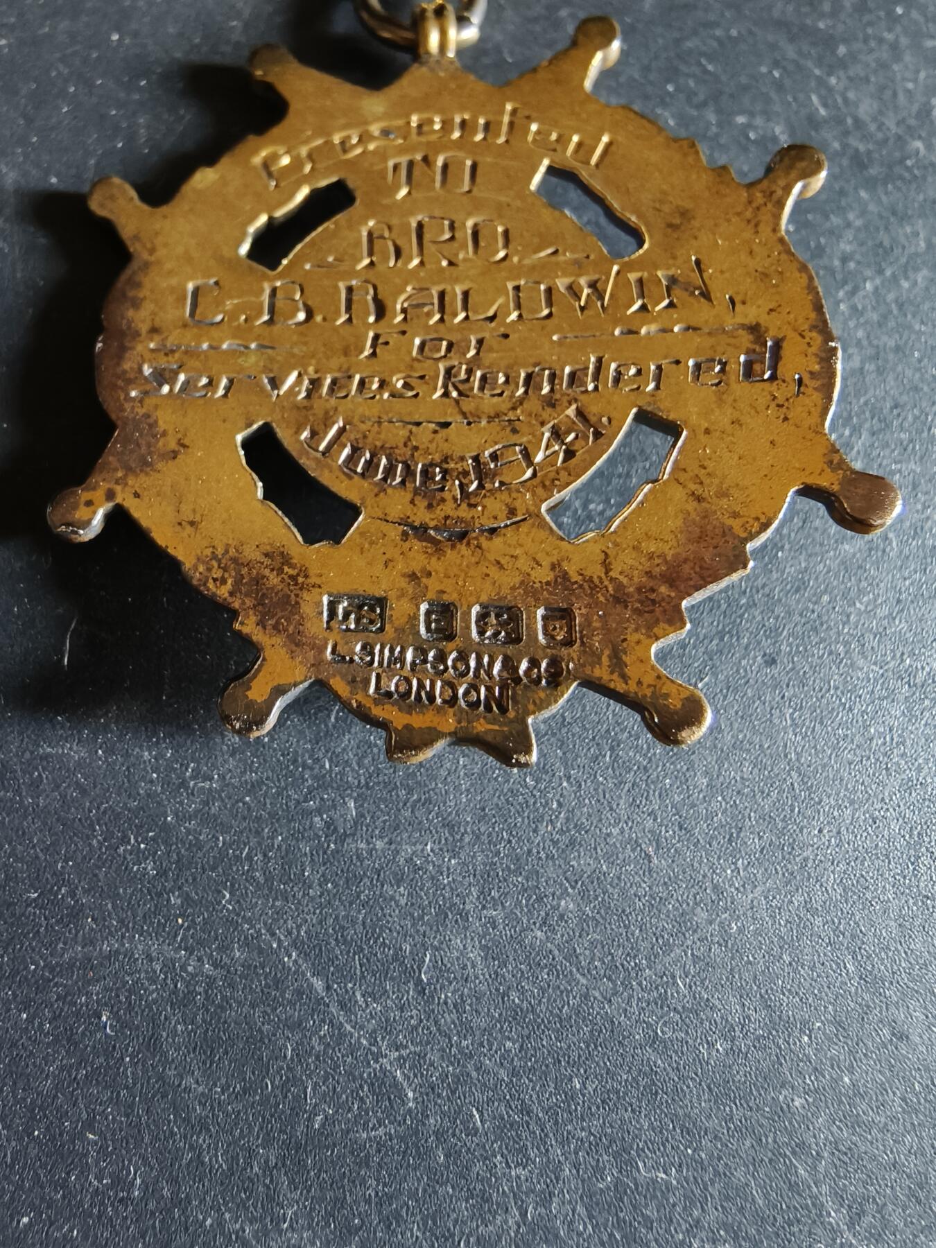 老王徽章第192期 英国皇家野牛兄弟会奖章     925银镀金珐琅     26.6g     早期手刻铭文