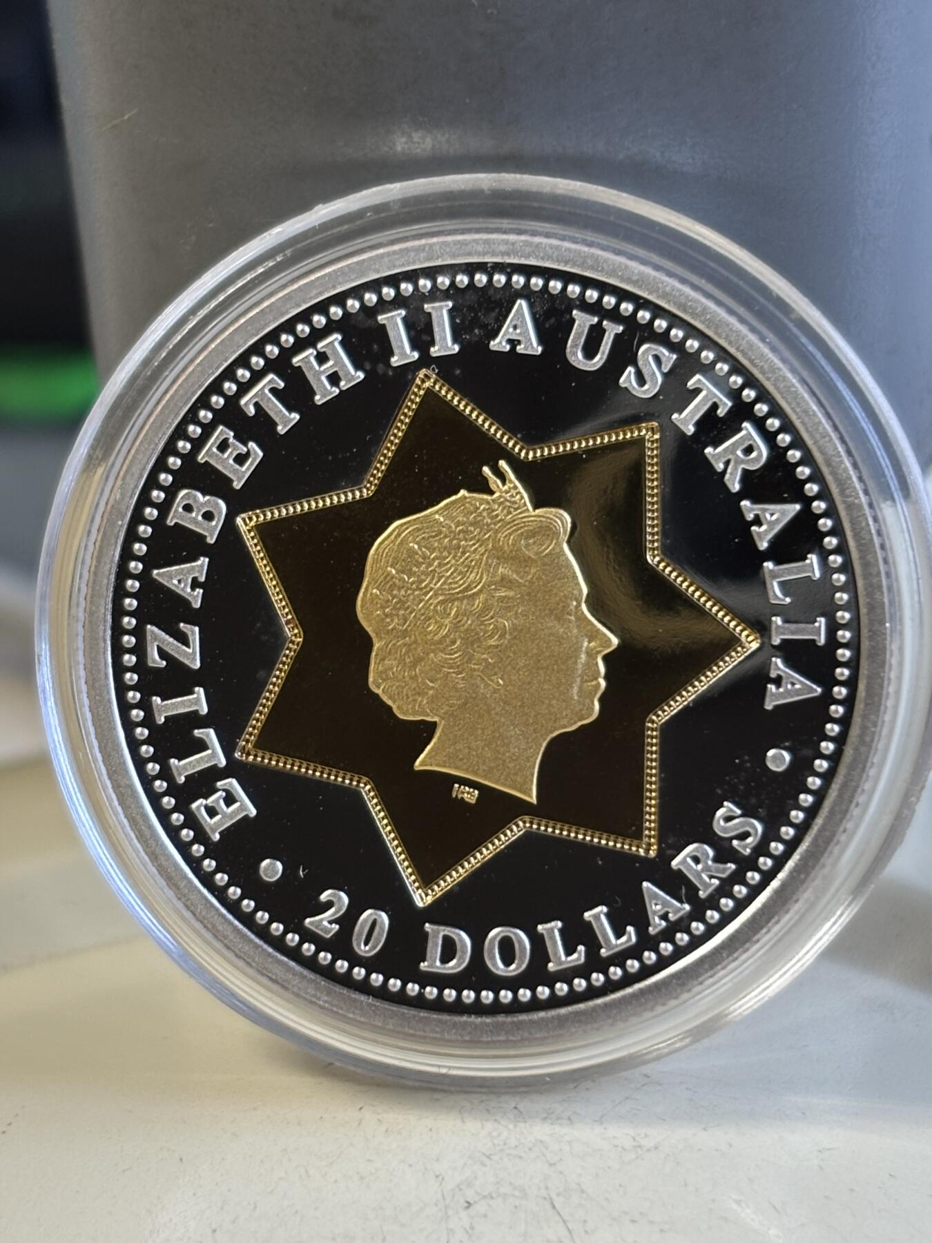 第197期拍卖 澳大利亚20澳元澳大利亚联邦国徽和女王金银双金属币，999银（11.32克）中间镶嵌999金（8.86克），直径32毫米，发行7350枚