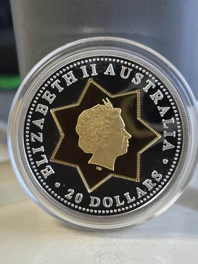 澳大利亚20澳元澳大利亚联邦国徽和女王金银双金属币，999银（11.32克）中间镶嵌999金（8.86克），直径32毫米，发行7350枚