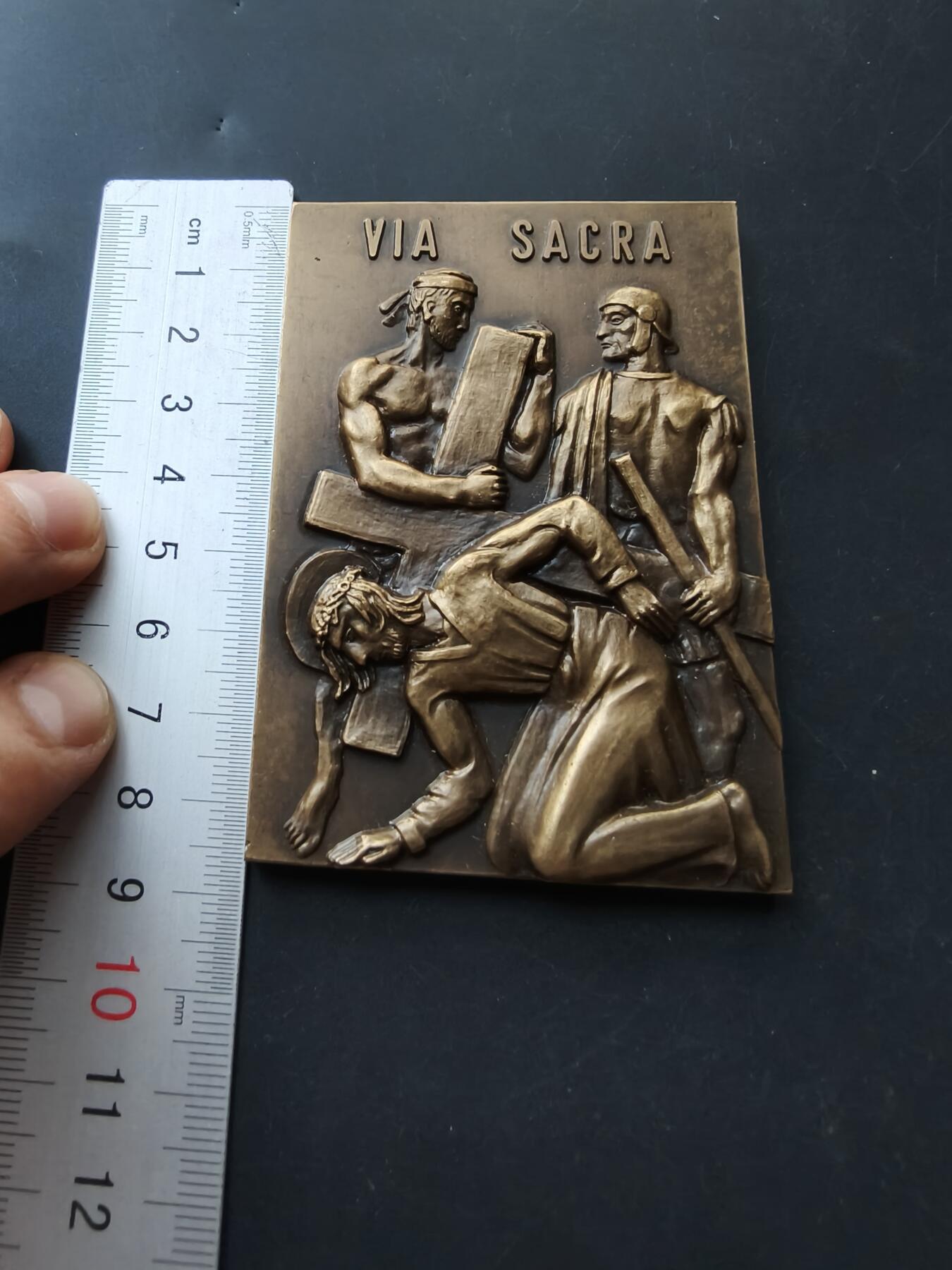 老王徽章第192期 葡萄牙天主教会“苦路”第五站——古利奈人西门协助背起十字架方形大铜章       尺寸60×86mm     重量235.3g       该章编号76共480枚