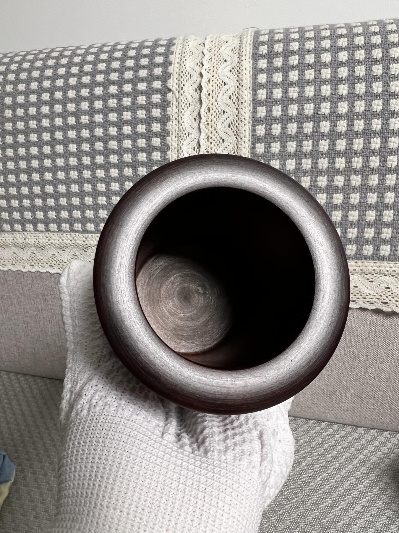 零元拍：精工非洲小叶紫檀 笔筒，水波瘤花荧光莹润，，精工打磨，花纹漂亮。116/87.5壁厚约14MM。