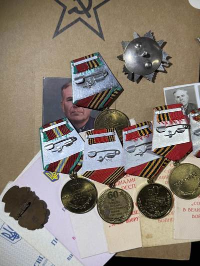 戎马世界章牌大赏第115期 苏联近卫军列兵套章，包括红星勋章，85版二级卫国战争勋章，战胜德国与一系列周年章，得主还获得过解放贝尔格莱德，只有证书了，红星事迹为得主带领工兵冒着炮火扑灭桥梁大火并且移走爆炸物，档案已经整理打印