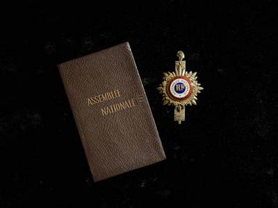 戎马世界章牌大赏第115期 法国议员章，带证书，这玩意儿证书极端少见，授予法国右翼政党党魁（正经政党的首脑），肖松汽车首席执行官，巴黎议会主席，巴黎第19区市长，巴黎第19区雅克费龙广场即以他名字命名，这玩意儿可以对标苏联带证小红旗了