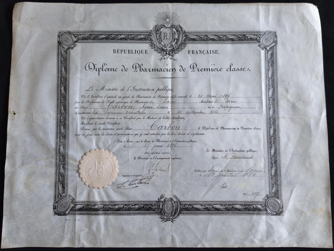 凯旋世界勋赏（第23期）（欢迎送拍）（对拍品有疑问请询问客服，不接受到手刀，出价默认拍品品相。请认真阅读拍卖规则！出价默认已认可！）（收到货请录制开箱视频，无视频概不处理问题。） 法国羊皮纸版本一级药剂师执业资格文凭