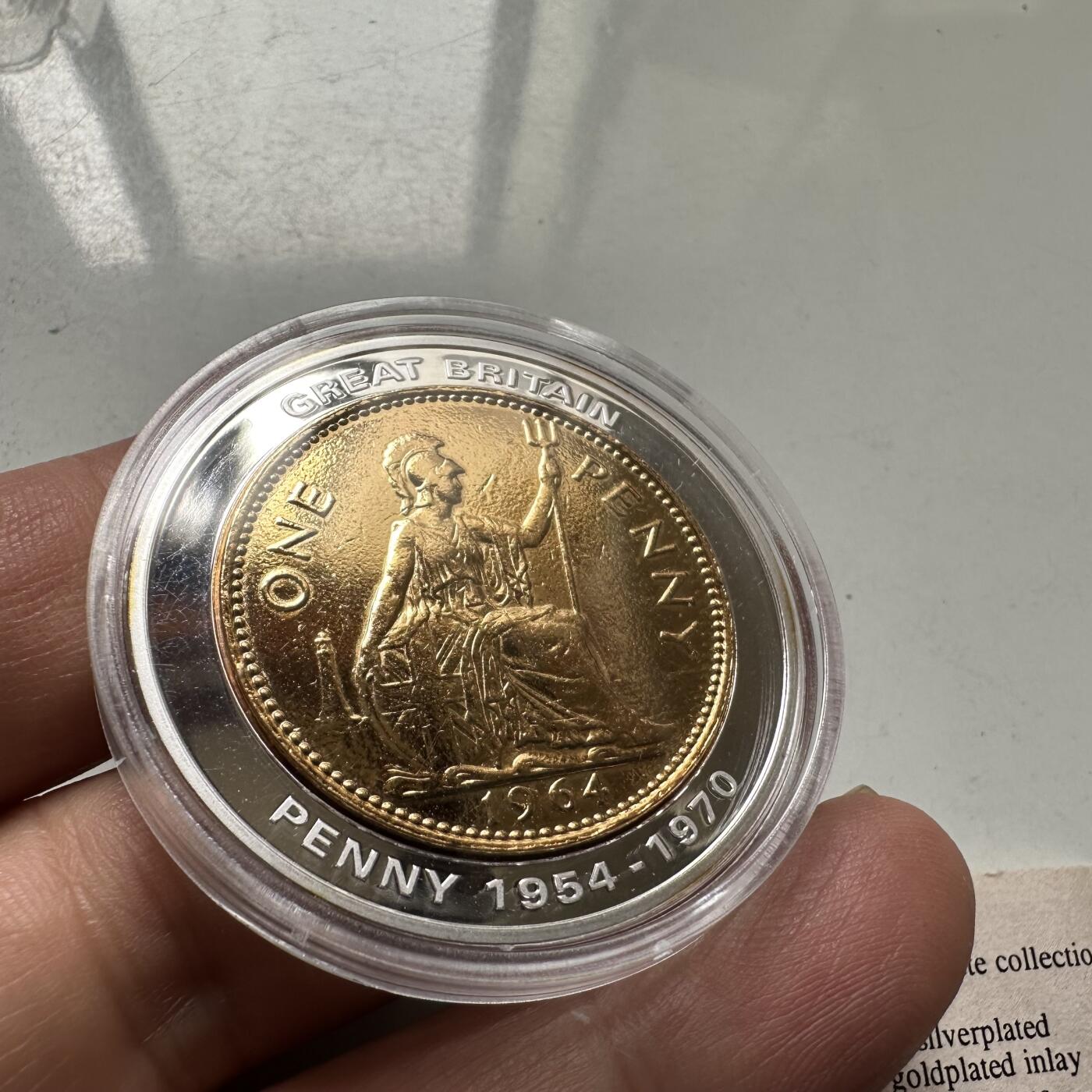 🌹外币初藏🌹🐯2026年第43场   每周二四六晚8️⃣点  世界硬币 英国 2005年 不列颠女神与1便士镶嵌纪念章（镀银镀金版 40mm）带证书