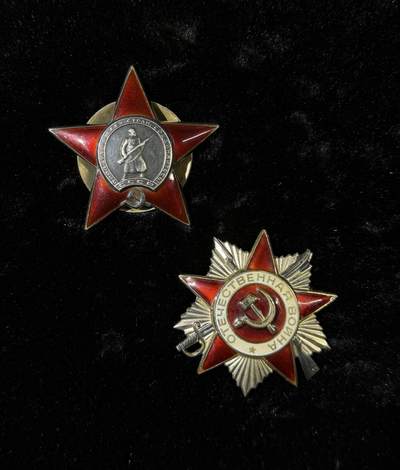 戎马世界章牌大赏第115期 苏联近卫军列兵套章，包括红星勋章，85版二级卫国战争勋章，战胜德国与一系列周年章，得主还获得过解放贝尔格莱德，只有证书了，红星事迹为得主带领工兵冒着炮火扑灭桥梁大火并且移走爆炸物，档案已经整理打印