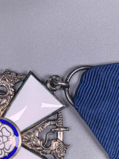 小驴勋章奖章收藏4月18日周六晚六点拍卖（珍爱和平，收藏战争，铭记历史，勿忘国耻，忠党爱国。有偿代拍，送拍规则在简介最后，参拍须阅读规则后再参拍，关系到运费包装发货时效真假辨别等关键信息，拍卖时不再发原图，看大图店主微信码在拍卖店铺介绍里或者找我要） 芬兰白玫瑰勋章，银质珐琅，环打标