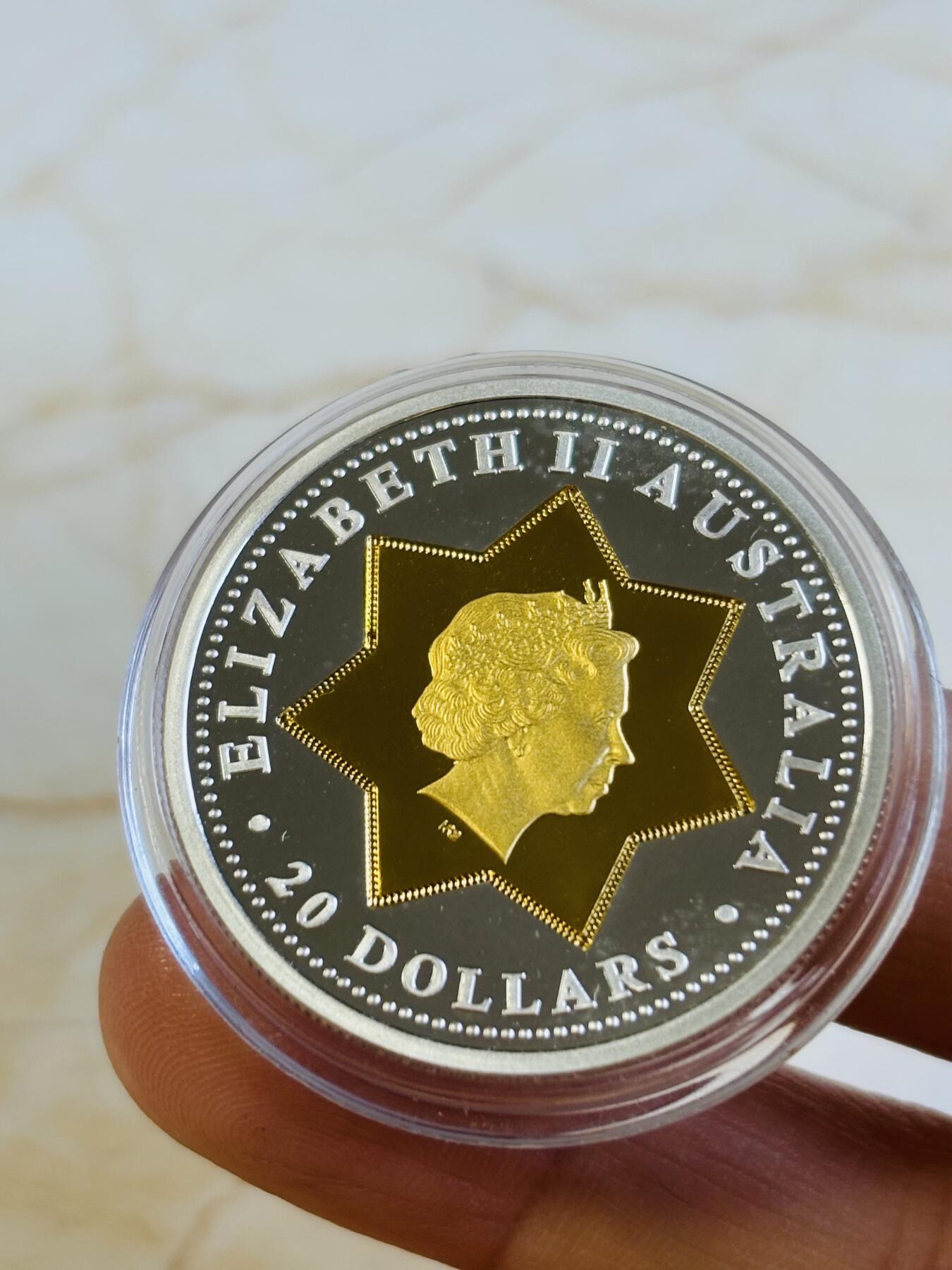 第197期拍卖 澳大利亚20澳元澳大利亚联邦国徽和女王金银双金属币，999银（11.32克）中间镶嵌999金（8.86克），直径32毫米，发行7350枚