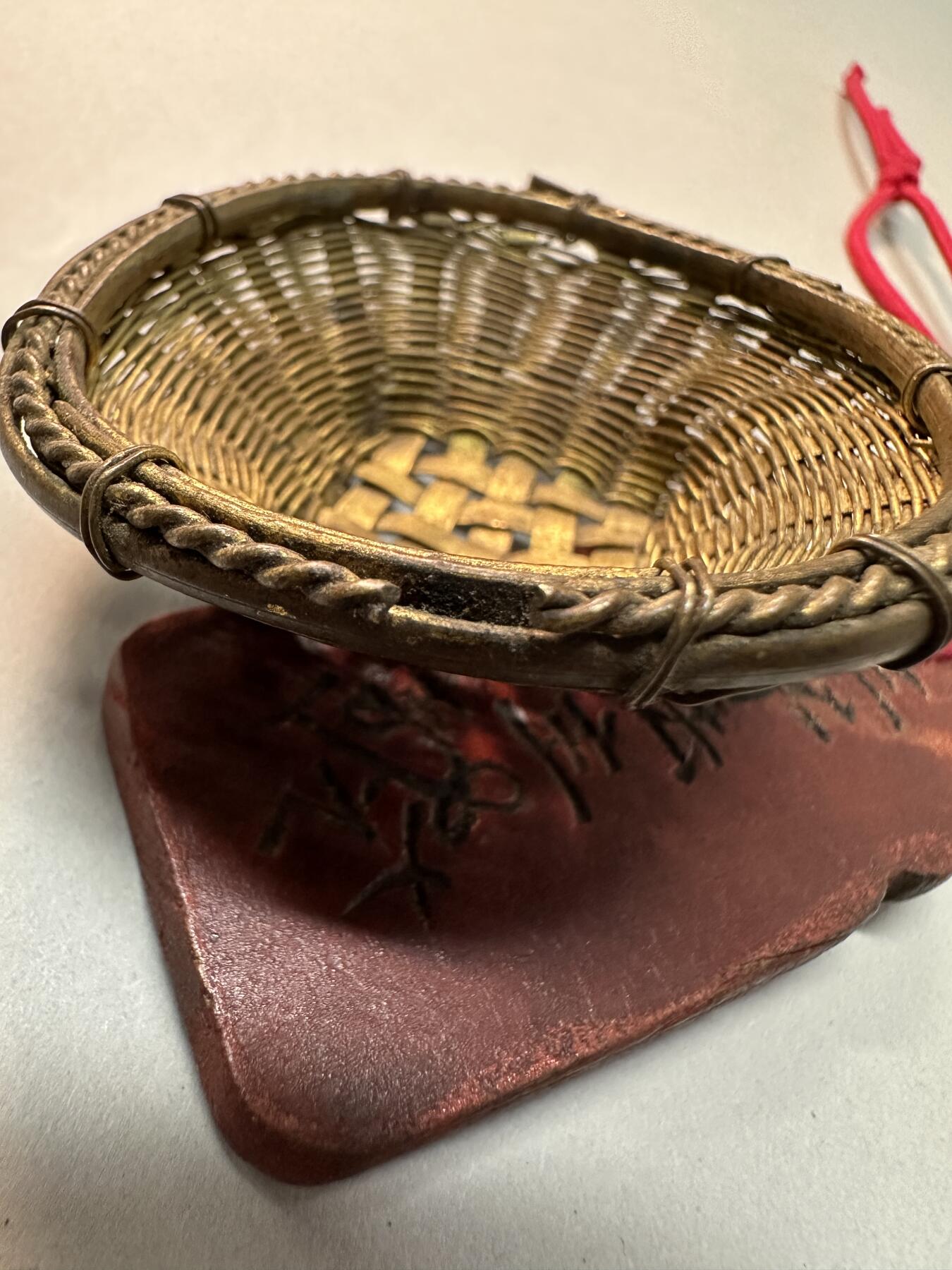 清代-民国 精品铜器专场 民国老黄铜精巧手工编织小篮子摆件