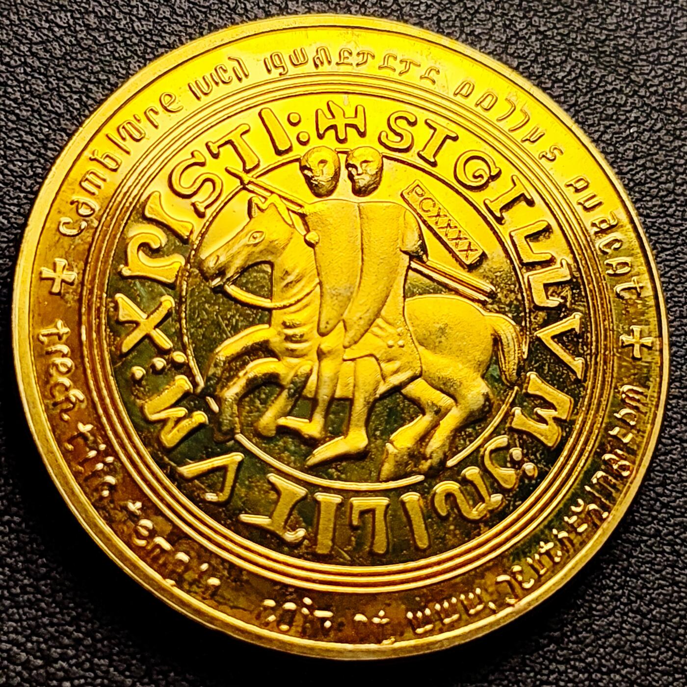 泉币菌-第227场-拍品多 请提前出价 纪念章 马剑骑士 金色 纪念品 40×3mm