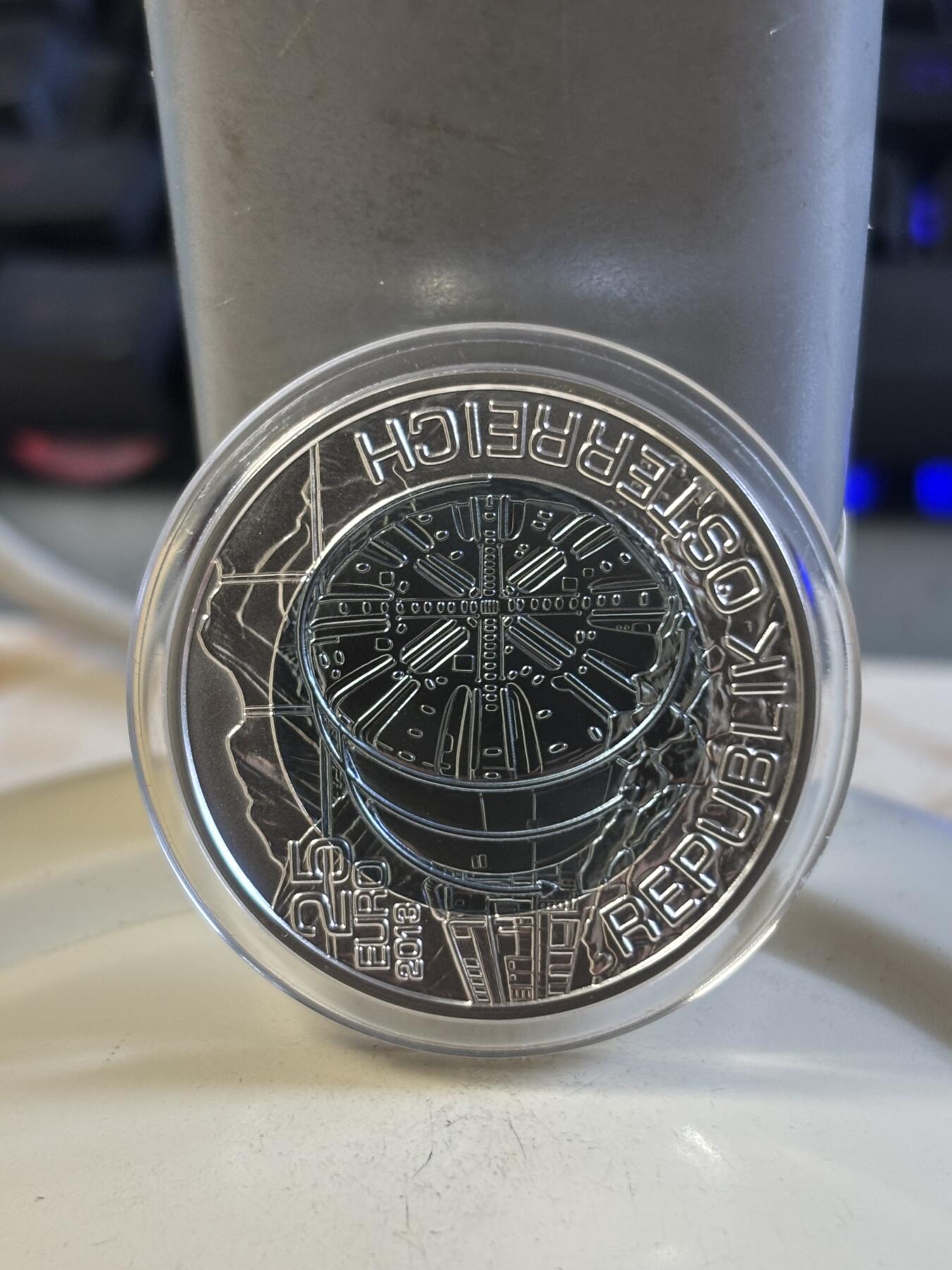 第197期拍卖 获奖奥地利2013年隧道建设铌银镶嵌双色纪念币，900银/998铌，重量:10克和7.15克，发行：65000枚