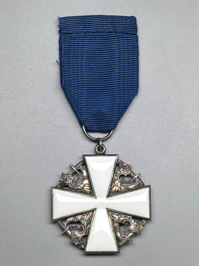 小驴勋章奖章收藏4月18日周六晚六点拍卖（珍爱和平，收藏战争，铭记历史，勿忘国耻，忠党爱国。有偿代拍，送拍规则在简介最后，参拍须阅读规则后再参拍，关系到运费包装发货时效真假辨别等关键信息，拍卖时不再发原图，看大图店主微信码在拍卖店铺介绍里或者找我要） 芬兰白玫瑰勋章，银质珐琅，环打标