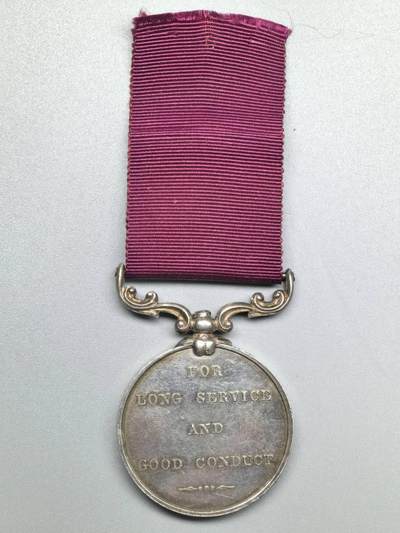 小驴勋章奖章收藏4月18日周六晚六点拍卖（珍爱和平，收藏战争，铭记历史，勿忘国耻，忠党爱国。有偿代拍，送拍规则在简介最后，参拍须阅读规则后再参拍，关系到运费包装发货时效真假辨别等关键信息，拍卖时不再发原图，看大图店主微信码在拍卖店铺介绍里或者找我要） 英国维多利亚时期长期服役奖章，银质打有获得者边铭