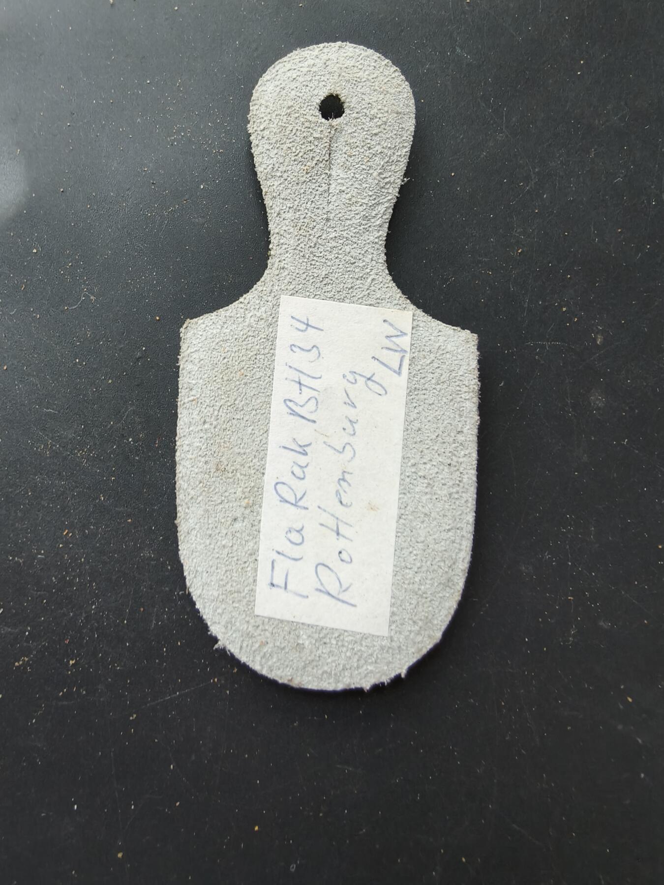 老王徽章第192期 德国联邦国防军空军第1防空导弹联队证章     该联队目前装备有爱国者防空导弹系统、MANTIS近程防空系统以及Wiesel 2 Ozelot轻型防空系统。该部队成立于1959年，曾装备Bofors 40毫米高射炮和MIM-23 Hawk地对空导弹系统。 