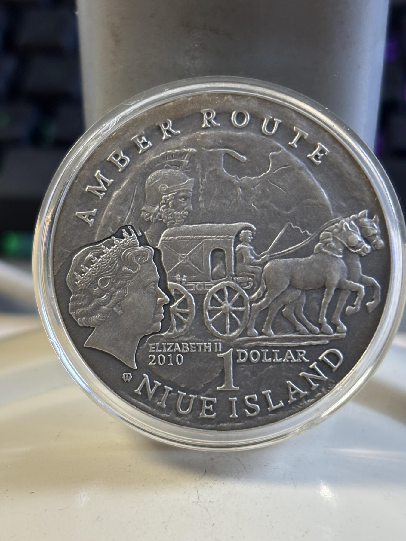 第197期拍卖 纽埃2010年琥珀之路-松博特海伊仿古镶嵌琥珀28.28克纪念银币，925银，银价491